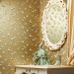 Фрагмент туалетного столика на фоне флизелиновых обоев "Rosarium" производства Loymina, арт.GT9 004, с цветочным рисунком розовых роз на золотистом фоне